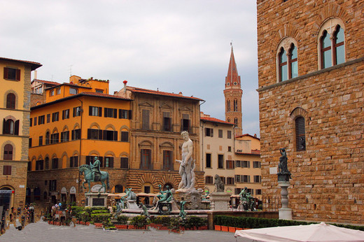 【意大利】实拍意大利最美的广场：佛罗伦萨市政厅广场-圣母百花大教堂,佛罗伦萨市政广场
