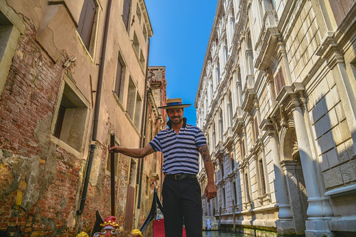 [威尼斯]坐着贡多拉，听着意大利帅哥的歌声游水城！