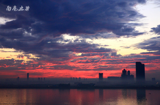 那天早晨杭州钱塘江岸起火了