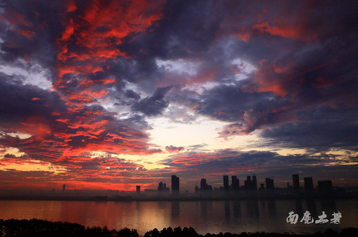 那天早晨杭州钱塘江岸起火了