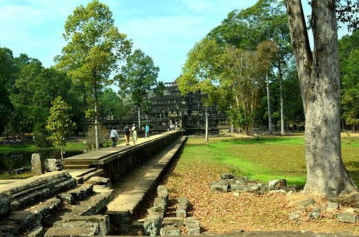 浮光掠影柬埔寨 六日游之二--吴哥古城  巴戎寺  广场  斗象台  圣剑寺  龙蟠水池-崩密列,女王宫,巴肯山,吴哥窟