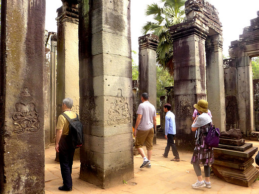 浮光掠影柬埔寨 六日游之二--吴哥古城  巴戎寺  广场  斗象台  圣剑寺  龙蟠水池-崩密列,女王宫,巴肯山,吴哥窟