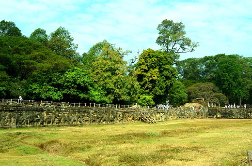 浮光掠影柬埔寨 六日游之二--吴哥古城  巴戎寺  广场  斗象台  圣剑寺  龙蟠水池-崩密列,女王宫,巴肯山,吴哥窟