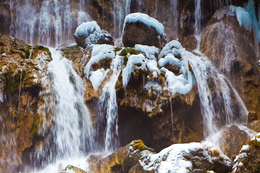 飞瀑与冰雪交融，走进冬天的九寨-诺日朗瀑布,五彩池,五花海,熊猫海,九寨沟