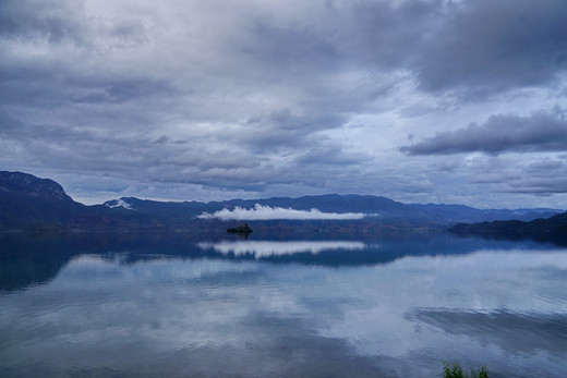泸沽湖 白云覆盖下的天镜之美-丽江