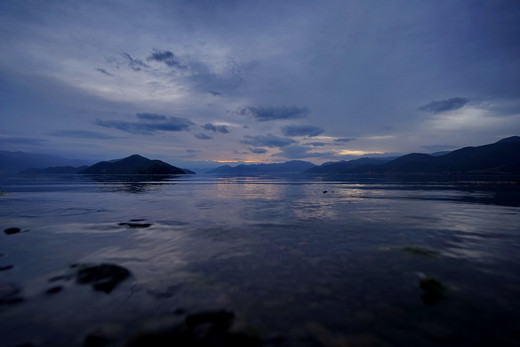 泸沽湖 白云覆盖下的天镜之美-丽江