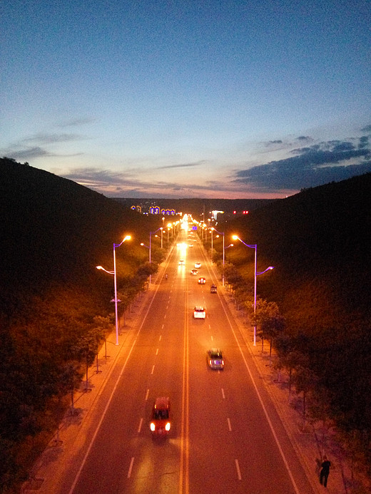  家乡的夜晚！这儿可是避暑圣地哦，七八月