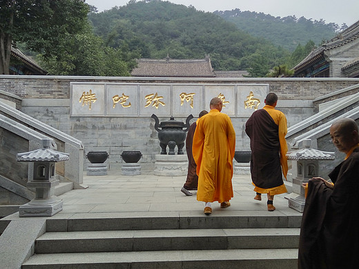 在昌平区有一个延寿寺，这个寺庙在一座山上，念经的声音在山间传的很远，听起来很动听……