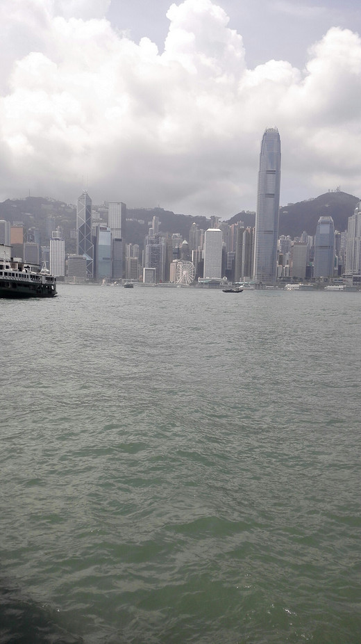 最近还想再去香港，上次没看成夜景，维港的-维多利亚港