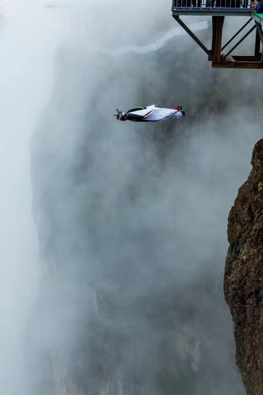 翱翔在大山包峡谷的翼装飞侠-昭通