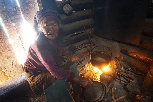 一个贫困的彝族老奶奶，牵动多少爱心人士的心-丽江,云南