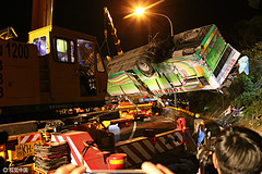 惨不忍睹！台湾游览车发生翻车事故！