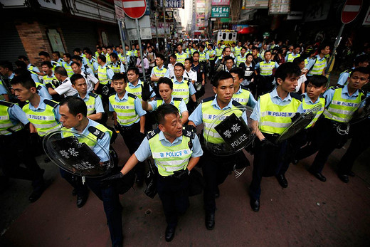 负责清除占中的7名港警被判入狱2年-香港