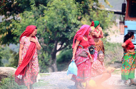 尼泊尔妇女生活艰辛，却不忘美丽-巴德岗,博卡拉,加德满都