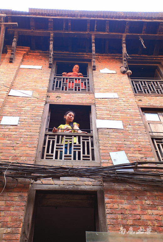尼泊尔妇女生活艰辛，却不忘美丽-巴德岗,博卡拉,加德满都