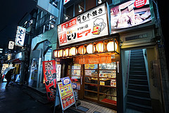东京雨夜走进烧烤店，店员中国人，招牌菜是烤鸡皮