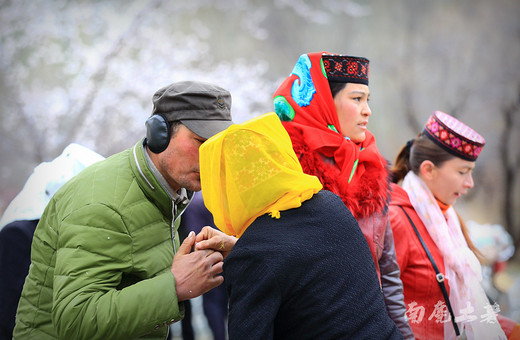 塔吉克族见面打招呼，竟然吻嘴唇-喀什,新疆