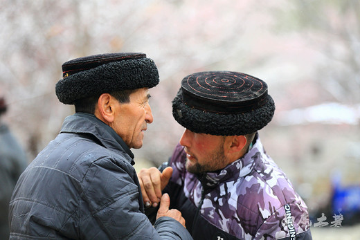 塔吉克族见面打招呼，竟然吻嘴唇-喀什,新疆