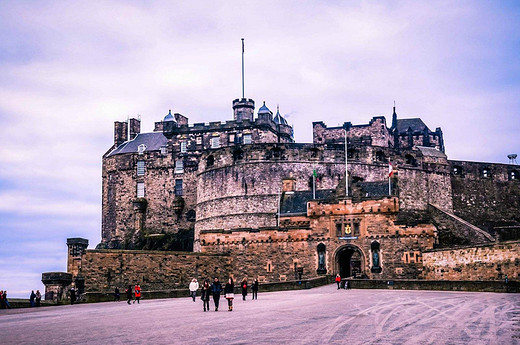 世界9大最美城堡，藏着你的童话梦-布拉格城堡,西庸城堡,温莎城堡,爱丁堡城堡,巴伐利亚