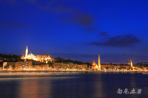 多瑙河流域最美的夜景，我们一起来分享-布达佩斯,城堡山,塞切尼链桥