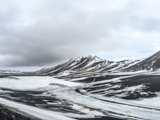 冰岛（上）：6小时深入冰川遇冰雹，冬季北部自驾，遇见冰雪奇缘-维克黑沙滩,大间歇泉,黛提瀑布,太阳航海者,瓦特纳冰川国家公园