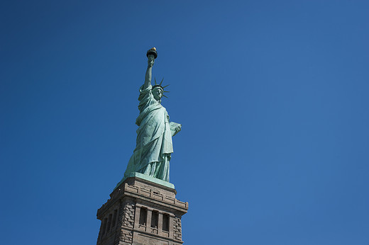 纽约，美丽的顽疾（3）——照耀世界的自由女神，高举灯盏伫立金门-自由女神像-纽约,美国