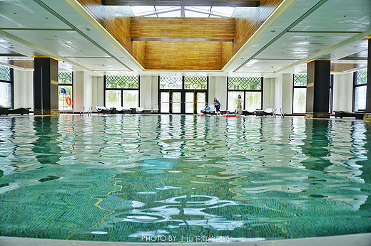原来全林芝唯一的室内恒温泳池藏身于工布庄园希尔顿里