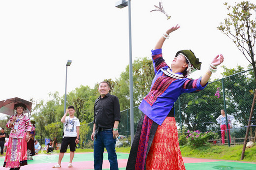 三岔河畔唱歌跳舞，与众不同的黔西南少数民族-贵州