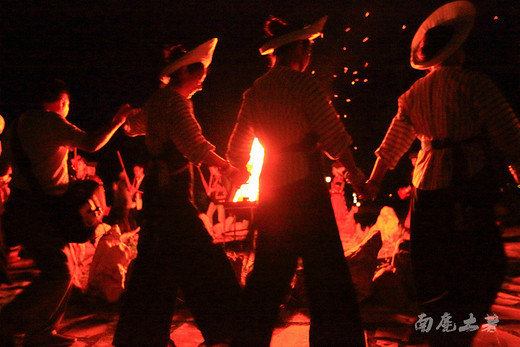 三岔河畔唱歌跳舞，与众不同的黔西南少数民族-贵州