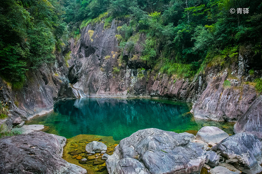 这条溪流串起大水壶，一壶接一壶，堪称为华夏一绝