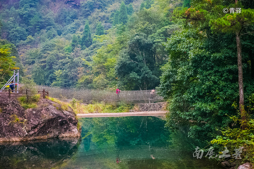 这条溪流串起大水壶，一壶接一壶，堪称为华夏一绝