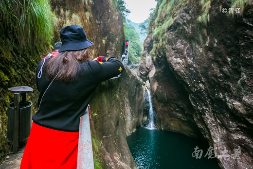 这条溪流串起大水壶，一壶接一壶，堪称为华夏一绝