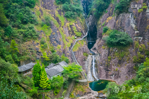 这条溪流串起大水壶，一壶接一壶，堪称为华夏一绝