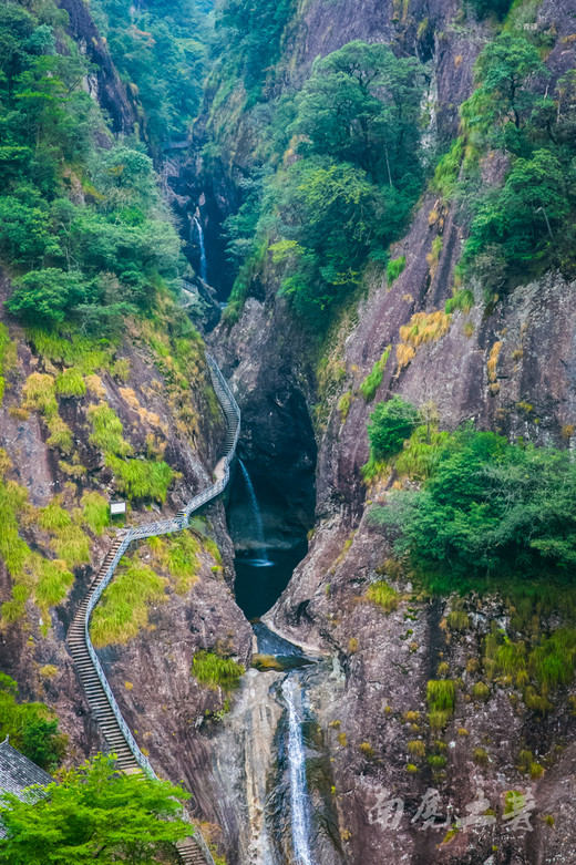 这条溪流串起大水壶，一壶接一壶，堪称为华夏一绝