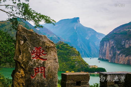 中国最壮观的峡谷前面，很多人举着10元纸币，在看什么-白帝庙,长江三峡,瞿塘峡,白帝城