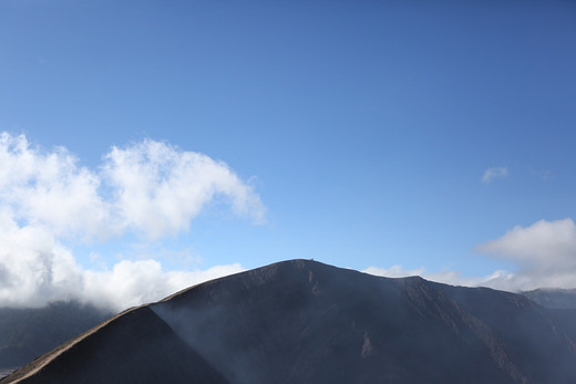 布罗莫火山，登上月球表面