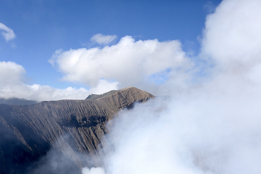 布罗莫火山，登上月球表面