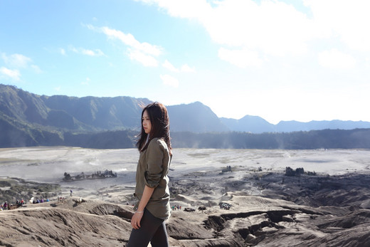 布罗莫火山，登上月球表面