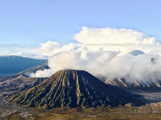 布罗莫火山，登上月球表面