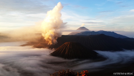 布罗莫火山，登上月球表面