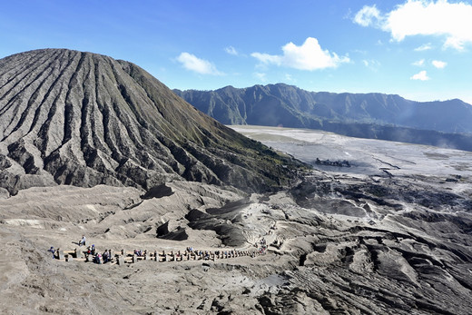 布罗莫火山，登上月球表面