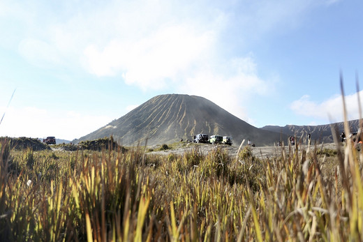 布罗莫火山，登上月球表面