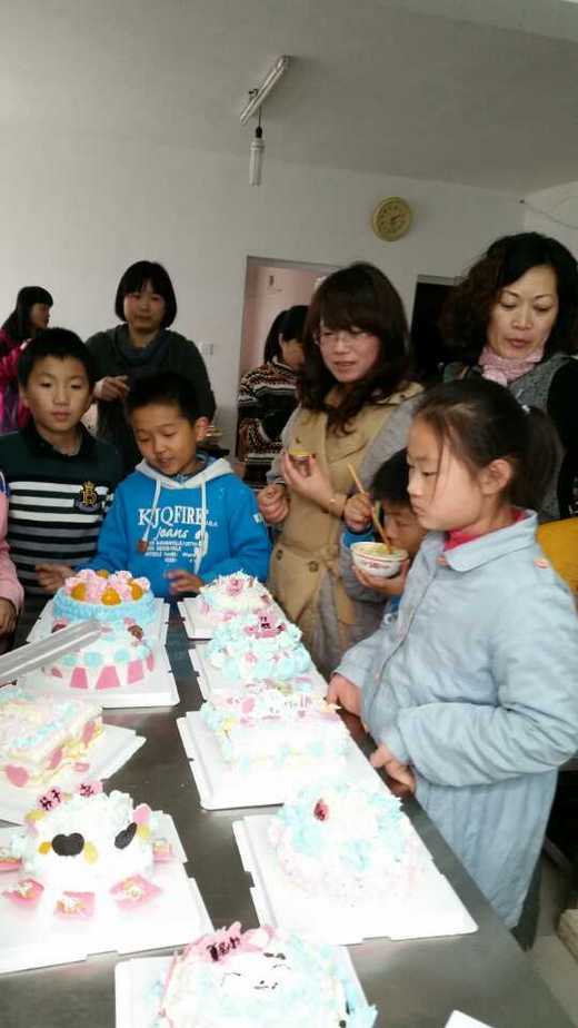 小儿子生日邀同学来家里玩蛋糕