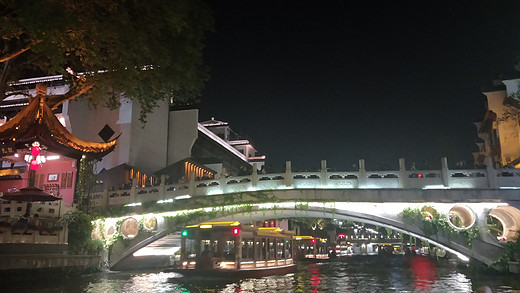 一时兴起，提前一天才预定酒店的我们，一出