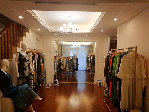 这是一个珠宝、服装、家居欣赏、交流、内购的展示平台:休闲下午茶时光的同时，给大家提供私密购衣、欣赏珠宝、品茶插花，放松心情，陶冶情操。