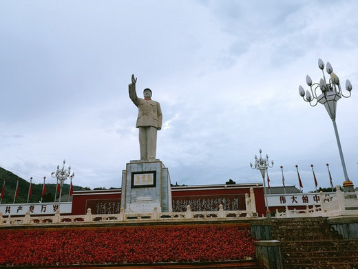 坐在丽江的石板路上，听着民谣，做一个伪文艺青年