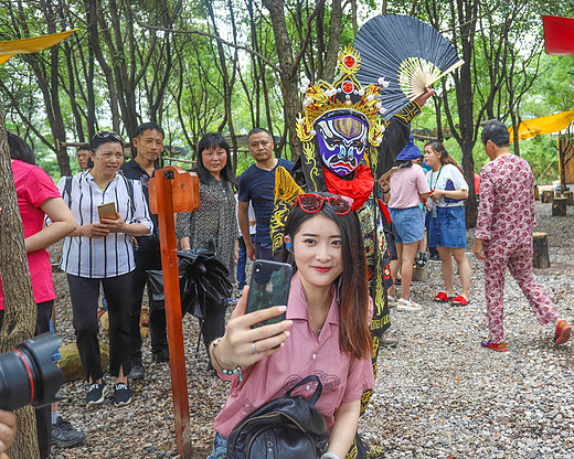 安徽最美的景色之一，山谷里尽是五彩缤纷的鲜花-宣城