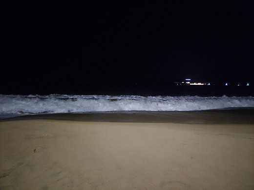漫步在芽庄的海滩