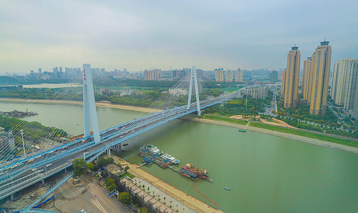 到武汉体验科技型网红公寓, 临江面湖, 夜景美极了!