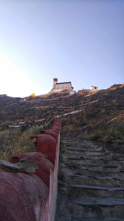 318国道仁布县路段,山体全是沙土,如遇暴雨,泥石流几率很大!